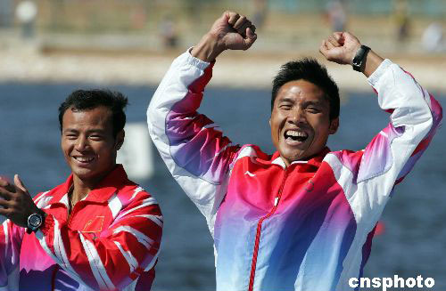 Yang Wenjun (L) and Meng Guanliang advance straight to the final scheduled on Saturday.