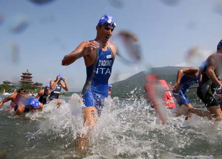 Athletes go ashore after the swim contest of Men's Final of Beijing 2008 Olympic Games triathlon event in Beijing, China, Aug. 19, 2008. [Xing Guangli/Xinhua]