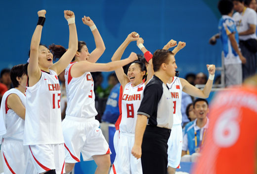 Players of China celebrate after the match China VS Belarus in women's quartefinal of the Beijing 2008 Olympic Games Basketball event in Beijing, China, Aug. 19, 2008. China beat Belarus 77-62 and qualified the next round. [Xinhua]