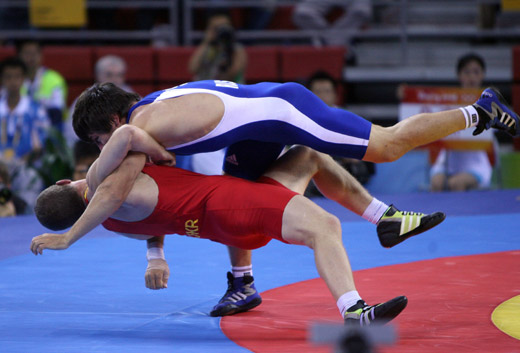 Russian Mavlet Batirov won the Beijing Olympic 60kg freestyle wrestling gold medal, beating Unkainian Vasyl Fedoryshyn in the final on August 19, 2008. [Xinhua]
