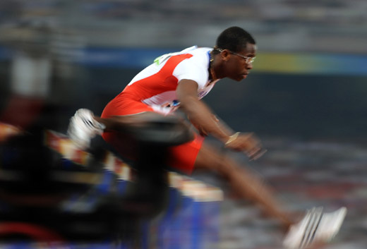 World record holder Dayron Robles breezed through the second round of the men's 110 meters hurdles on night of August 19, 2008 at the Beijing Olympic Games. [Xinhua]