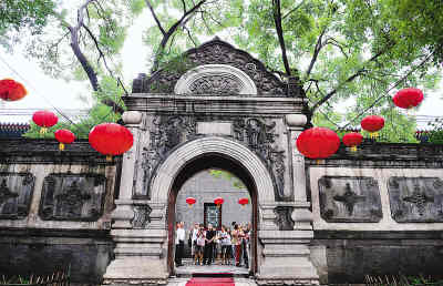 People visited the 232 year old Palace of Prince Gong (Gong Wang Fu), which opened to the public today. 