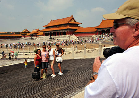 Foreign tourists pose for photos in the Forbidden City in Beijing, capital of China, Aug. 19, 2008. The Forbidden City is among the favorites of foreign tourists during the Beijing Olympic Games. [He Junchang/Xinhua]