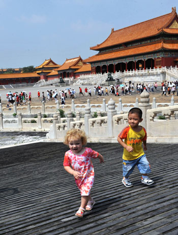 A girl of the United States and a Chinese boy play in the Forbidden City in Beijing, capital of China, Aug. 19, 2008. The Forbidden City is among the favorites of foreign tourists during the Beijing Olympic Games. [He Junchang/Xinhua]