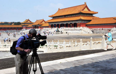 Foreign tourists visit Forbidden City