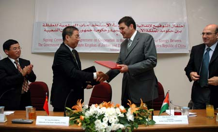China's ambassador to Jordan Gong Xiaosheng (2nd L) exchanges agreement documents with Chairman of the Jordan Atomic Energy Commission Khaled Touqan (2nd R) during a signing ceremony in Amman, Jordan, August 19, 2008. Jordan and China Tuesday signed a nuclear agreement, paving ways for future cooperation on peaceful uses of nuclear energy, especially on electricity generation and water desalination. (Xinhua Photo)