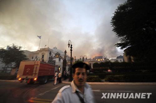 A fire engine arrives at the Egyptian parliament building which caught fire on Tuesday, August 19, 2008. [Photo: Xinhuanet]