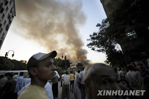 Many onlookers are drawn by the fire that broke out in the Egyptian Shura Council building in downtown Cairo, injuring at least 13 people, on Tuesday, August 19, 2008. [Photo: Xinhuanet]