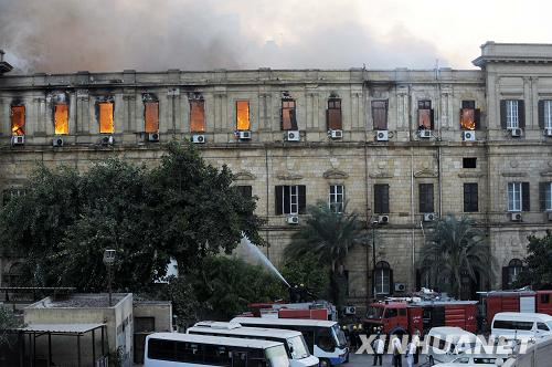 Firemen are in battle with the flames at the Egyptian Shura Council building in downtown Cairo on Tuesday, August 19, 2008. [Photo: Xinhuanet]