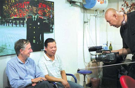 Paolo Pellizzari (left) talks with an owner of a beauty salon while his friend Ling Fei records their conversation. It is part of Pellizzari's documentary movie Hutong Games. photos courtesy of Paolo Pellizzari.(Photo Source: China Daily)