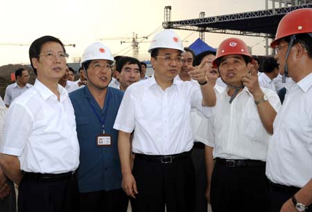 Li Keqiang (C), Chinese Vice Premier and member of the Standing Committee of the Political Bureau of the Communist Party of China (CPC) Central Committee, inspects in Tianjin, north China, Aug. 18, 2008. Li Keqiang paid a visit to Tianjin from Aug. 18 to Aug. 19.