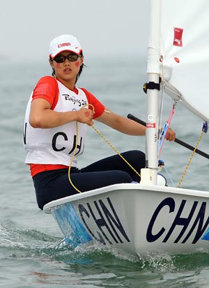 Xu Lijia of China competes in the laser radial medal race of the Beijing Olympic Games sailing event in Olympic co-host city Qingdao, east China's Shandong Province, Aug. 19, 2008. Xu clinched the bronze medal in this event.[Xinhua] 