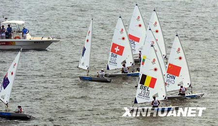 Sailors compete in the laser radial medal race of the Beijing Olympic Games sailing event in Olympic co-host city Qingdao, east China's Shandong Province, Aug. 19, 2008. Anna Tunnicliffe from the United States claimed the title in this event.[Xinhua]