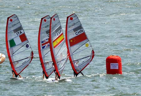 Sailors compete during RS:X Women Medal Race of the Beijing 2008 Olympic Games Sailing event in Qingdao, Olympic co-host city in east China's Shandong Province, Aug. 20, 2008. Yin Jian of China (1st R) won the gold medal. [Song Zhenping/Xinhua]