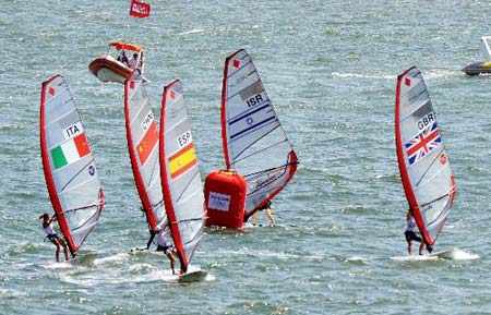 Sailors compete during RS:X Women Medal Race of the Beijing 2008 Olympic Games Sailing event in Qingdao, Olympic co-host city in east China's Shandong Province, Aug. 20, 2008. Yin Jian of China (2nd L) won the gold medal.[Song Zhenping/Xinhua]
