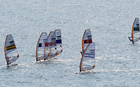 Sailors compete during RS:X Men Medal Race of the Beijing 2008 Olympic Games Sailing event in Qingdao, Olympic co-host city in east China's Shandong Province, Aug. 20, 2008. Tom Ashley of New Zealand won the gold medal in the event. [Xinhua]