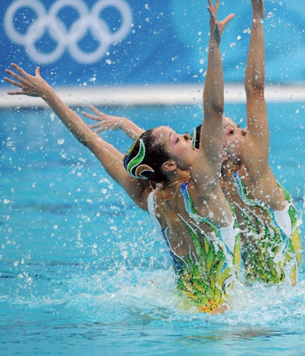 Jiang Wenwen and Jiang Tingting enters synchro swimming duel final [Xinhua]