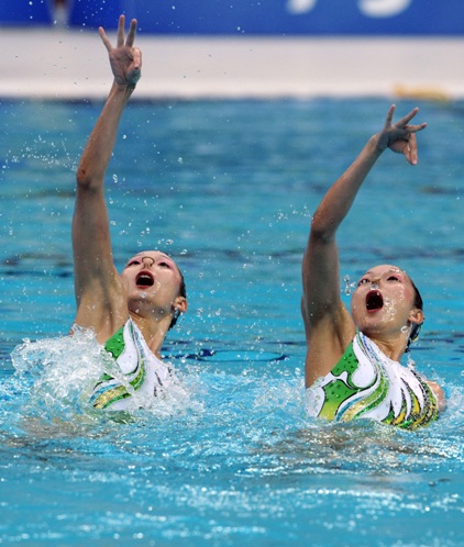 Jiang Wenwen and Jiang Tingting enters synchro swimming duel final [Xinhua]