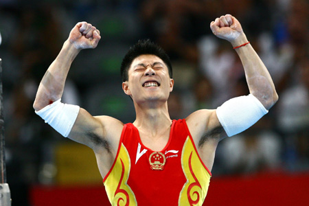 Li Xiaopeng of China celebrates after claiming the title of men's parallel bars final of Beijing 2008 Olympic Games at National Indoor Stadium in Beijing, China, Aug. 19, 2008. (Xinhua/Fei Maohua)