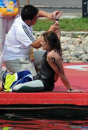 Natalie Du Toit of South Africa has her tag removed after women's marathon 10km competition at the Beijing 2008 Olympic Games swimming event in Beijing, China, Aug. 20, 2008. Natalie Du Toit ranked the 16th of the event. Du Toit, whose left leg was amputated in 2001 after she was injured in a road accident, is an athlete for both Beijing 2008 Olympic Games and Paralympic Olympics. (Xinhua/Chen Kai) 