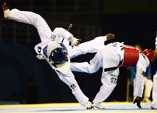 Dominican Rep.'s Yulis Gabriel Mercedes(L) wins over Portugal's Pedro Povoa 3:0 in the 1st round of men's 58 kg taekwondo Preliminary on Aug.20, 2008