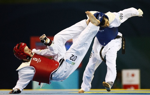 Mexico's Guillermo Perez wins over Great Britain's Michael Harvey 3:2 in the 1st round of men's 58 kg taekwondo Preliminary on Aug.20, 2008 [Xinhua]