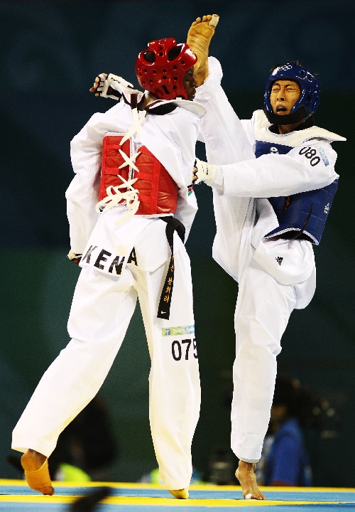 Chinese Taipei's Chu Mu-Yen (R) wins over Kenya's Dickson Wamwiri 7:0 in the 1st round of men's 58 kg taekwondo Preliminary on Aug.20, 2008 [Xinhua] 