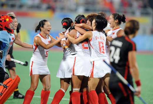 Host China beat defending titlists Germany 3-2 in the semifinals of the Olympic women's hockey on Aug. 20 of 2008, roaring into finals for the first time. [Xinhua]