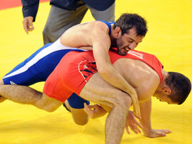 Russian Buvaysa Saytiev won the men's freestyle 74kg wrestling at the Beijing Olympic Games on the evening of August 20 of 2008 to become the only second freestyle wrestler in history to win three consecutive Olympic golds. [Xinhua]