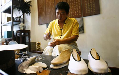The photos show that how 'Nei Lian Sheng' workers make shoes by hand.