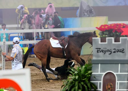 Amro El Geziry of Egypt falls during the men's riding show jumping match of the Beijing 2008 Olympic Games modern pentathlon event in Beijing, China, Aug. 21, 2008. Amro El Geziry ranked 32th in the men's modern pentathlon.