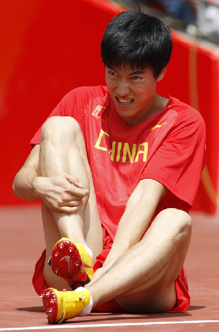 Liu Xiang quits men's 110m hurdles on August 18, 2008 at Beijing Olympic Games. [Sina.com] 