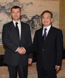 Chinese Premier Wen Jiabao (R) meets with Estonian Prime Minister Andrus Ansip