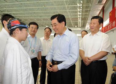 Chinese President Hu Jintao cheers on swimmers at the training center for Paralympic athletes in Beijing. [Xinhua]