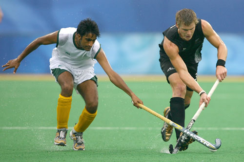 Steve Edwards of New Zealand and Shafqat Rasool of Pakistan vie for the ball. [Getty Images] 