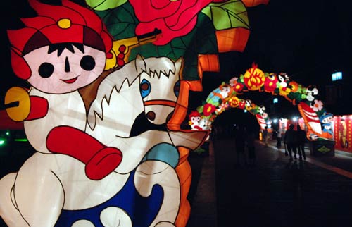 Fuwa lanterns are on show to celebrate Beijing Olympics during the lantern carnival at Ditan Park in Beijing on August 20, 2008. The carnival has attracted a lot of tourists and will last till August 22, 2008. [Photo: Xinhua]