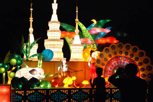 Lanterns are on show to celebrate Beijing Olympics during the lantern carnival at Ditan Park in Beijing on August 20, 2008. The carnival has attracted a lot of tourists and will last till August 22, 2008. [Xinhua]