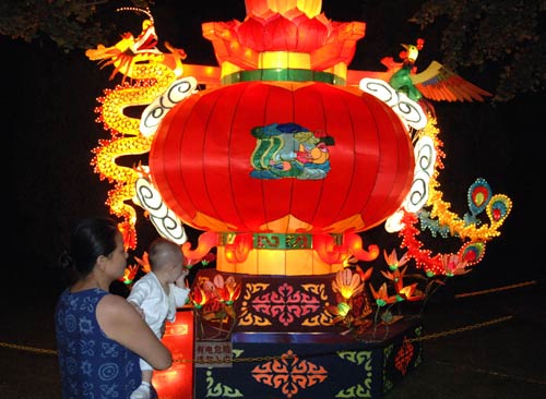 Lanterns are on show to celebrate Beijing Olympics during the lantern carnival at Ditan Park in Beijing on August 20, 2008. The carnival has attracted a lot of tourists and will last till August 22, 2008. [Photo: Xinhua]