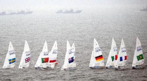 Sailors compete during Star Medal Race of the Beijing 2008 Olympic Games Sailing event in Qingdao, Olympic co-host city in east China's Shandong Province, Aug. 21, 2008. Iain Percy/Andrew Simpson of the Great Britain (2nd L) won the gold medal in the event. [Song Zhenping/Xinhua]