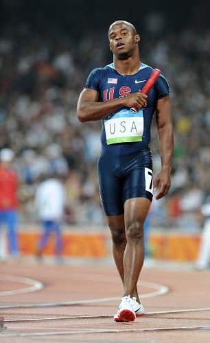 The United States dropped the baton in the men's 4x100m relay on Thursday evening at the Beijing Olympic Games and was disqualified for the finals. [Xinhua] 