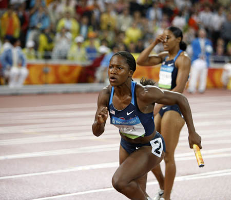 Lauryn Williams (L) of the United States competes again with the lost baton during the women's 4x100m realay first round at the National Stadium, also known as the Bird's Nest, during Beijing 2008 Olympic Games in Beijing, China, Aug. 21, 2008. [Xinhua/Liao Yujie]