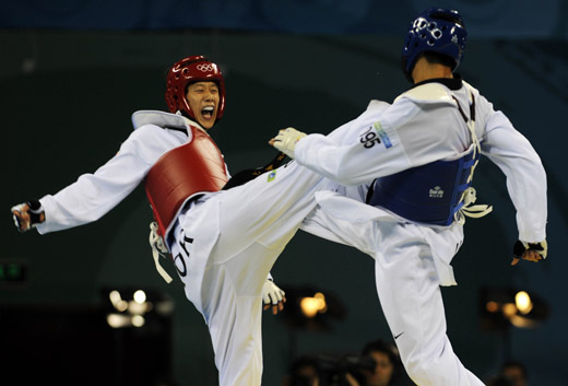 South Korean Son Tae-jin beat Mark Lopez of the United States to win the Olympic taekwondo men's 68kg division gold medal on August 21, 2008.