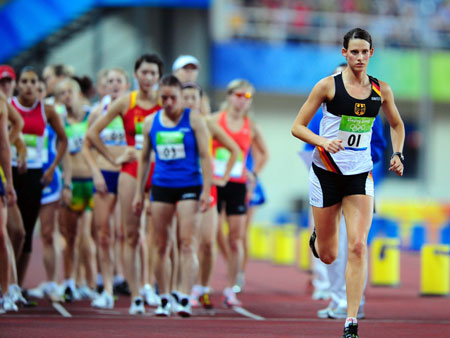 Lena Schoneborn of Germany competes during the women's running 3000m competition at the Beijing 2008 Olympic Games morden pentathlon event in Beijing, China, Aug. 22, 2008. Lena Schoneborn of Germany won the gold medal of Olympic women's modern pentathlon Friday. (Xinhua/