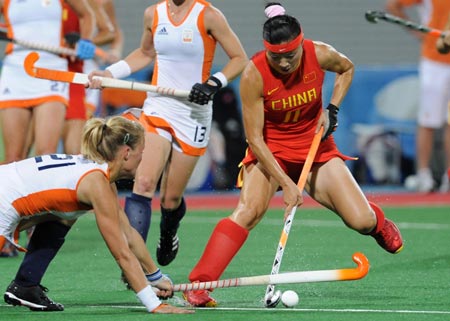 Tang Chunling (R) of China vies for the ball during women's gold medal match between China and the Netherlands at Beijing 2008 Olympic Games hockey event in Beijing, China, Aug. 22, 2008. The Netherlands/China won the match and grabbed the gold medal. (Xinhua/Li Yong)
