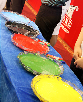 Journalists, Olympic Champions and others can choose from five colors to make their handprint. [Wu Huanshu, Wang Yichen/China.org.cn] 