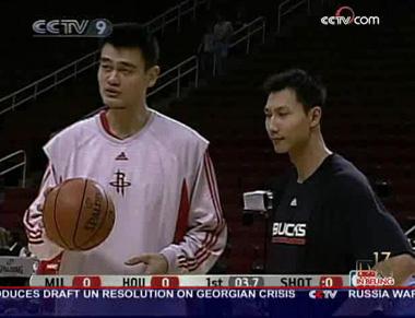 Yao Ming of the Houston Rockets and Yi Jianlian of the Milwaukee Bucks.