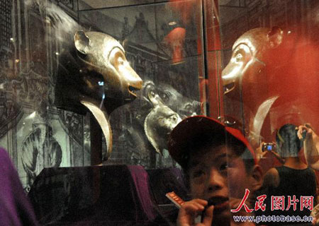 A student looks at the Monkey head at the Hangzhou Poly Dongwan Exhibition Center on Wednesday, August 20, 2008. [Photo: photobase.cn]