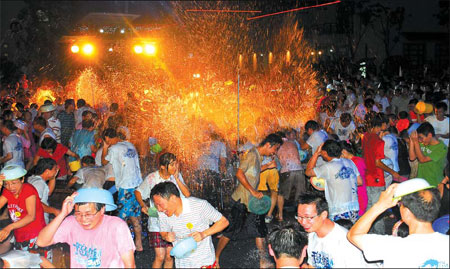 Tourists throw water on each other during the Qiandao Lake carnival. Yang Zhuxiang 