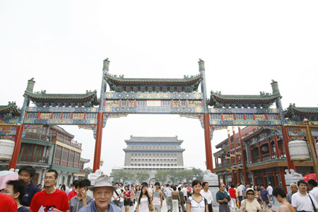 Tourists walk on the Qianmen Street in Beijing, capital of China, Aug. 20, 2008. Police began to restrict the flow of tourists in the Qianmen Street for their safety recently. The maximum capacity of the street is 18,000 people.