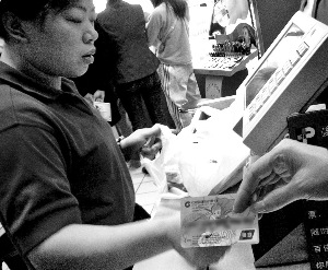 People in Guangzhou will enjoy a new banking service from next week, allowing payment in installments at some designated restaurants and tea shops. [Photo: Information Times] 